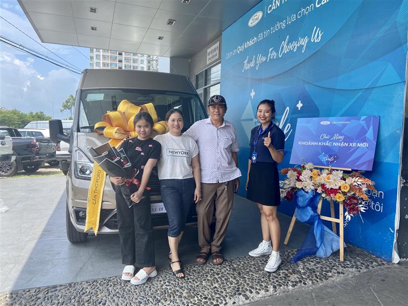 Ford Transit Ghi Vàng